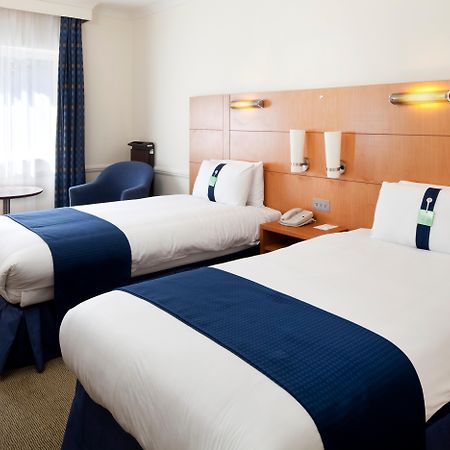 Holiday Inn Guildford By Ihg Bagian luar foto