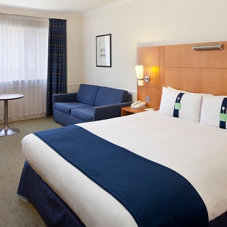 Holiday Inn Guildford By Ihg Bagian luar foto