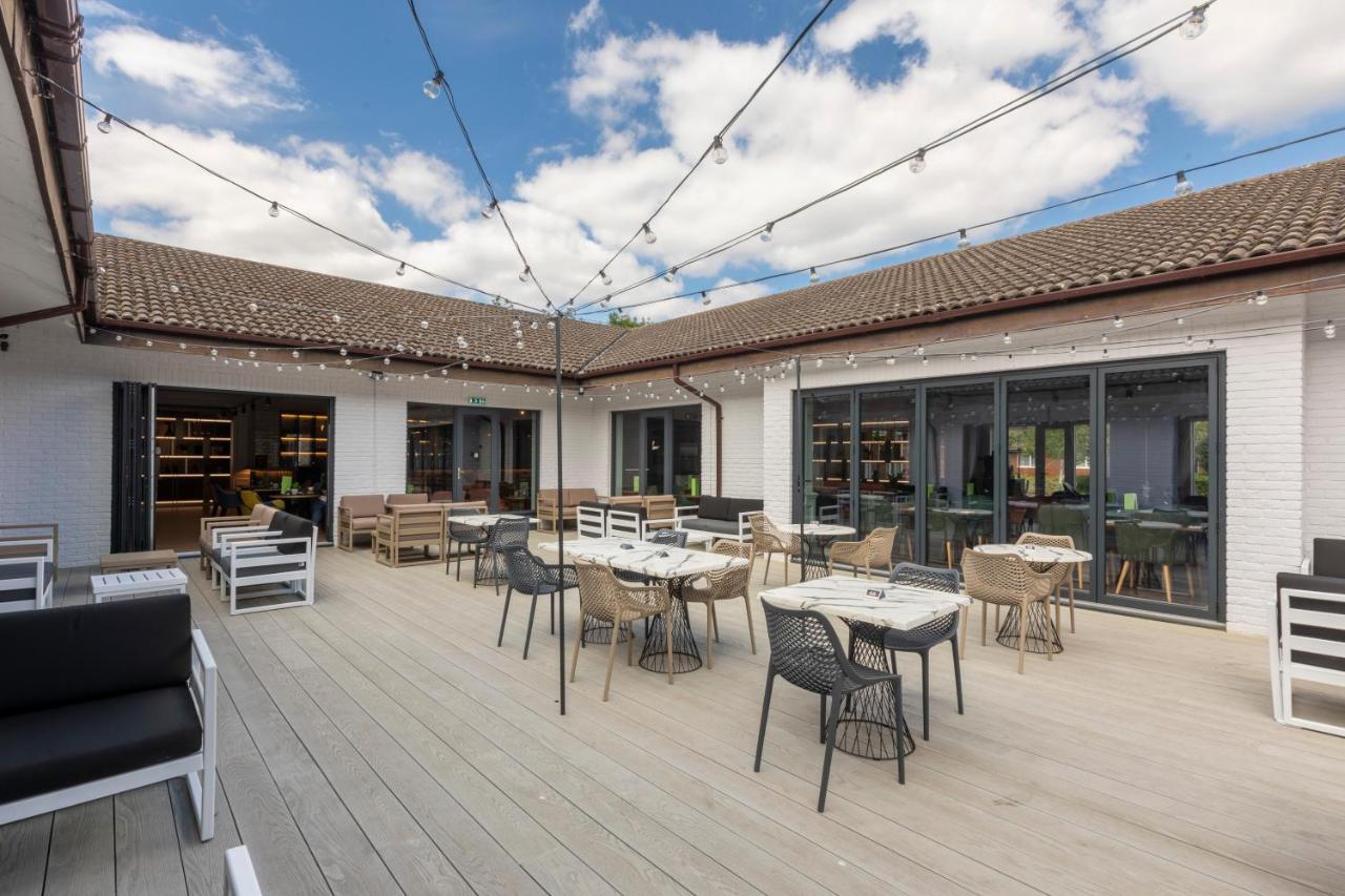 Holiday Inn Guildford By Ihg Bagian luar foto