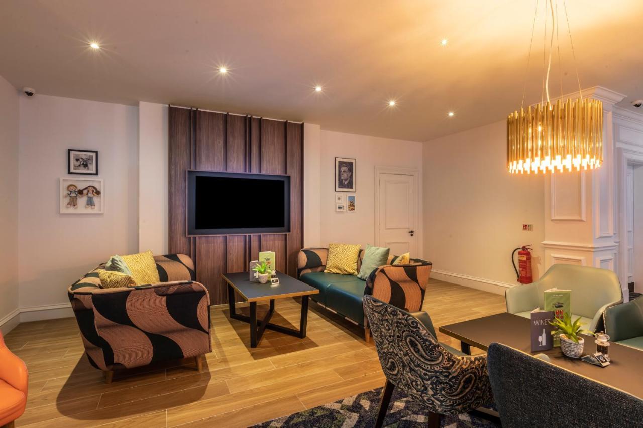 Holiday Inn Guildford By Ihg Bagian luar foto