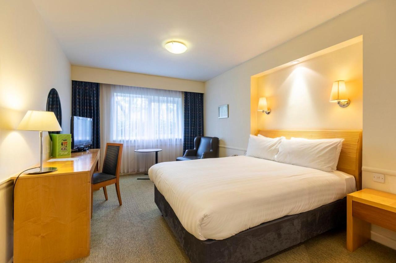 Holiday Inn Guildford By Ihg Bagian luar foto