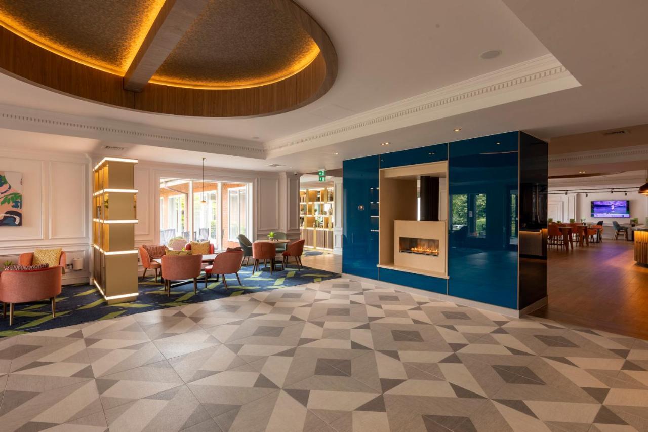Holiday Inn Guildford By Ihg Bagian luar foto
