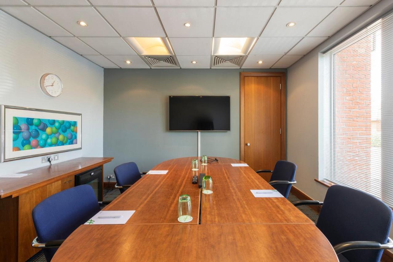 Holiday Inn Guildford By Ihg Bagian luar foto
