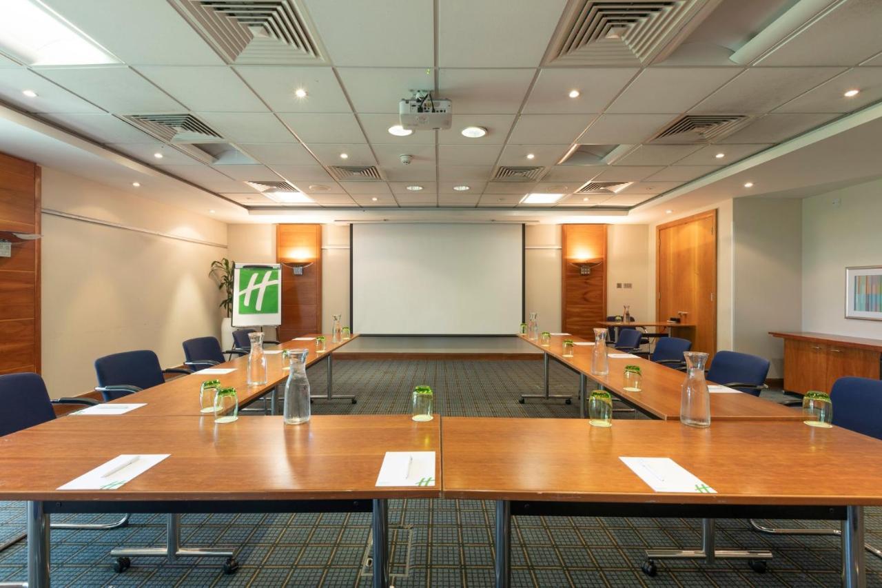 Holiday Inn Guildford By Ihg Bagian luar foto