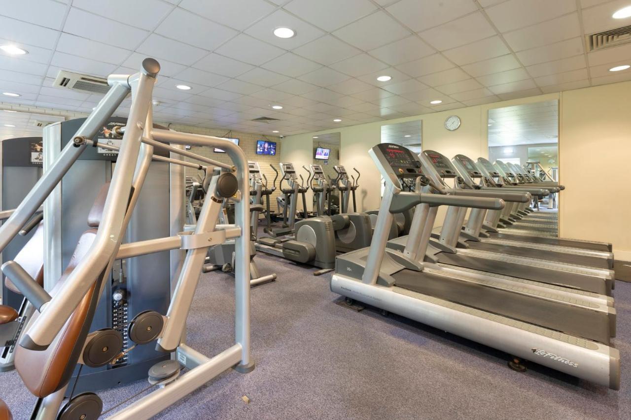 Holiday Inn Guildford By Ihg Bagian luar foto