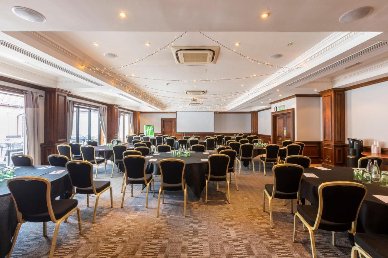 Holiday Inn Guildford By Ihg Bagian luar foto