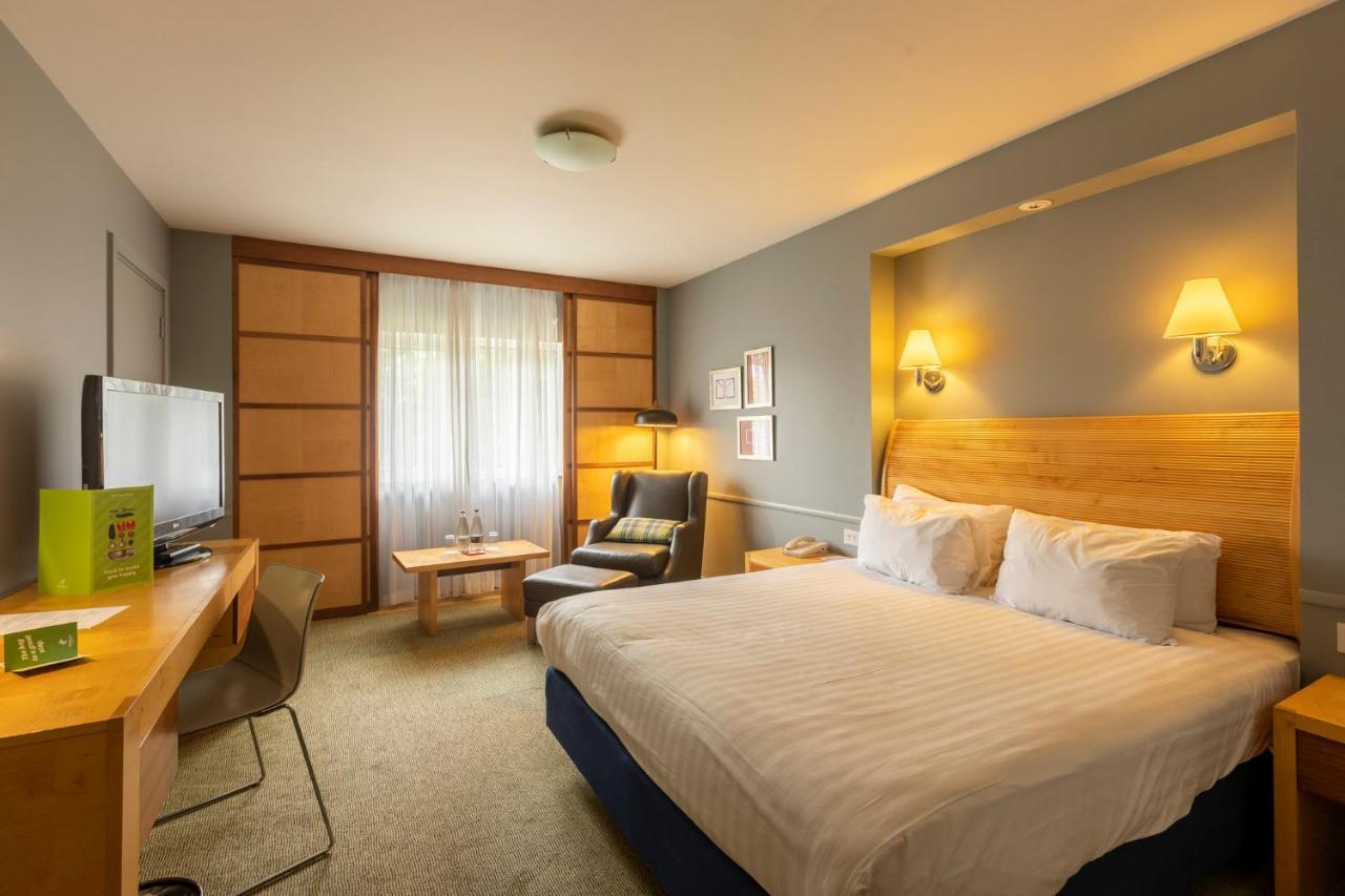 Holiday Inn Guildford By Ihg Bagian luar foto