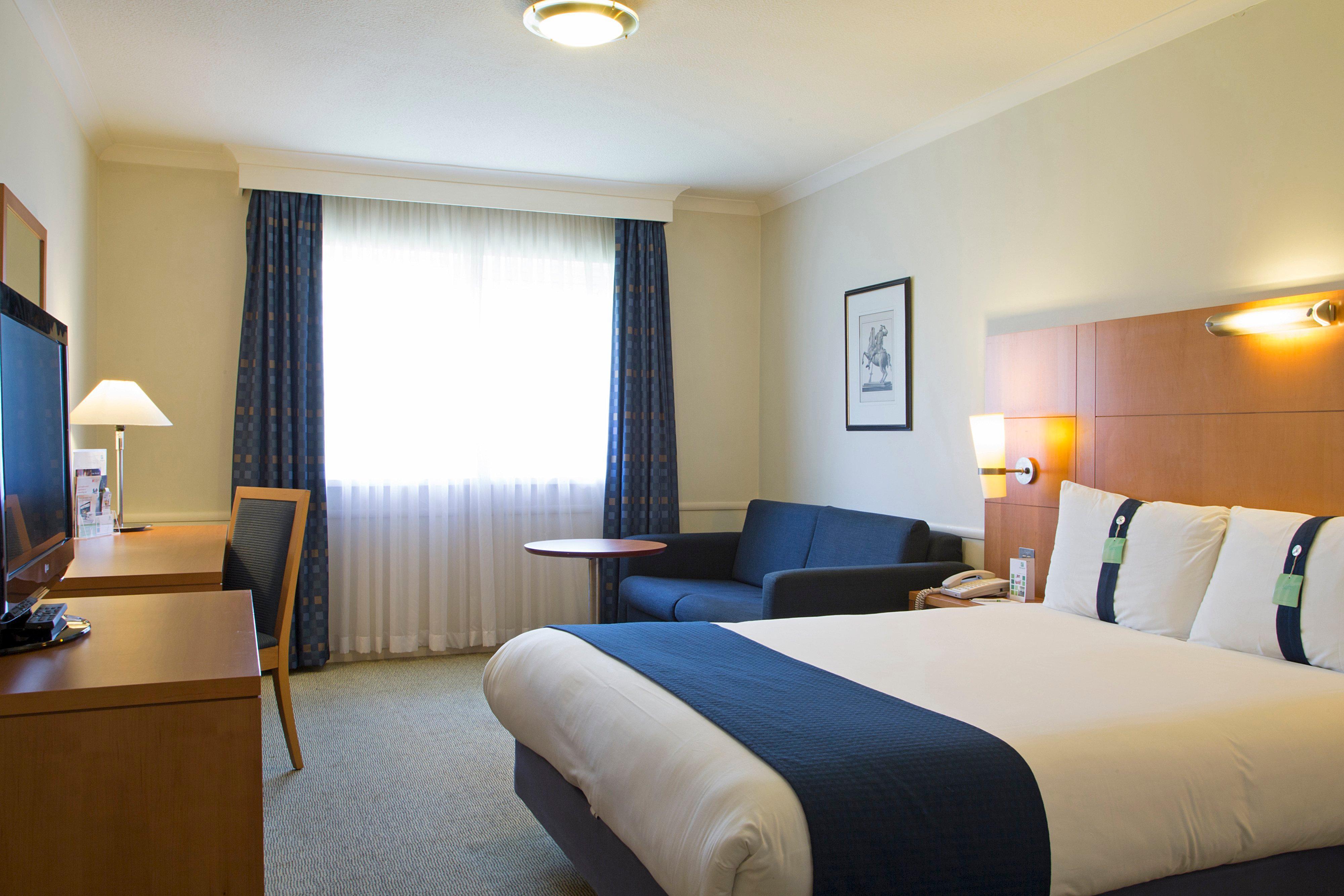 Holiday Inn Guildford By Ihg Bagian luar foto