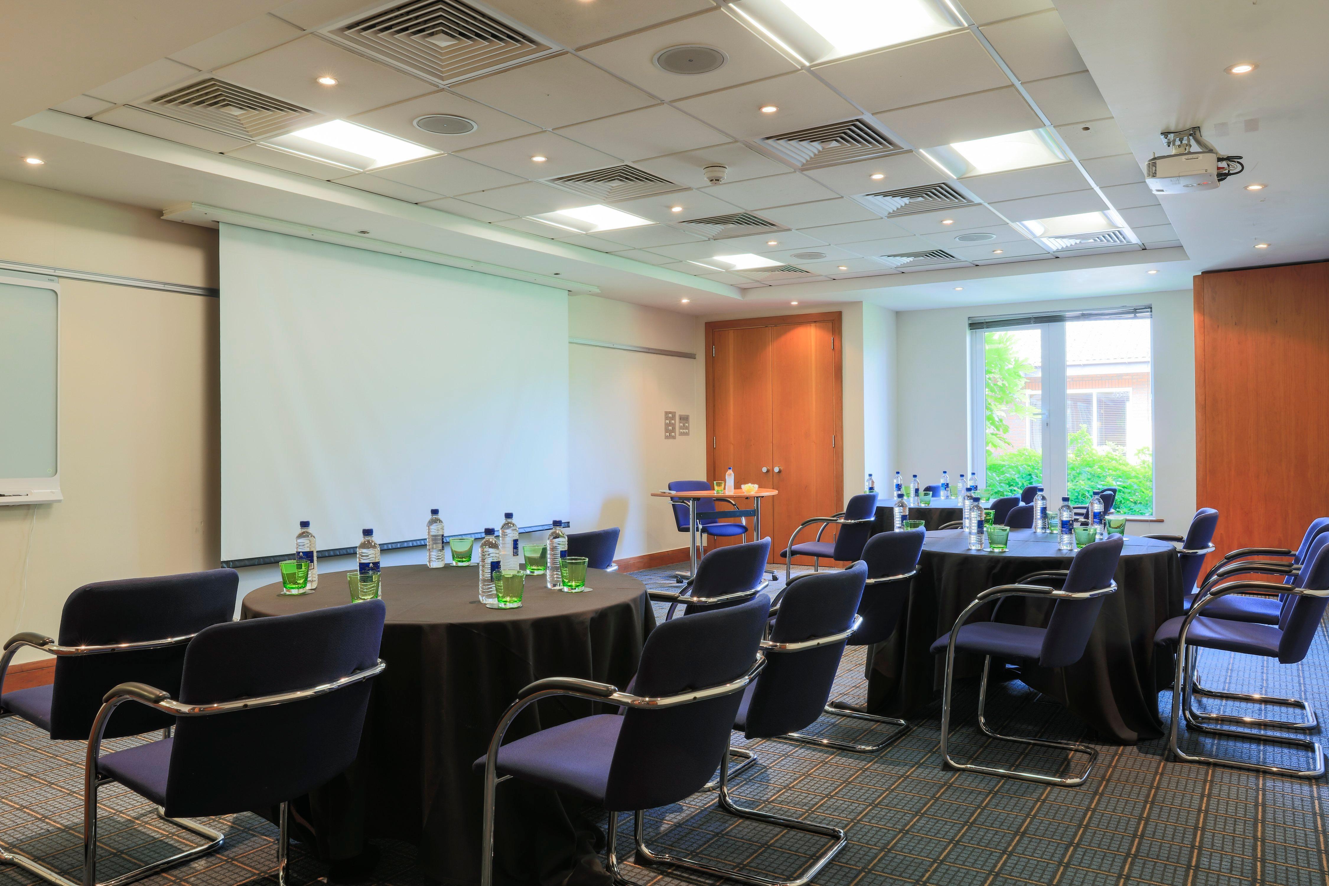 Holiday Inn Guildford By Ihg Bagian luar foto