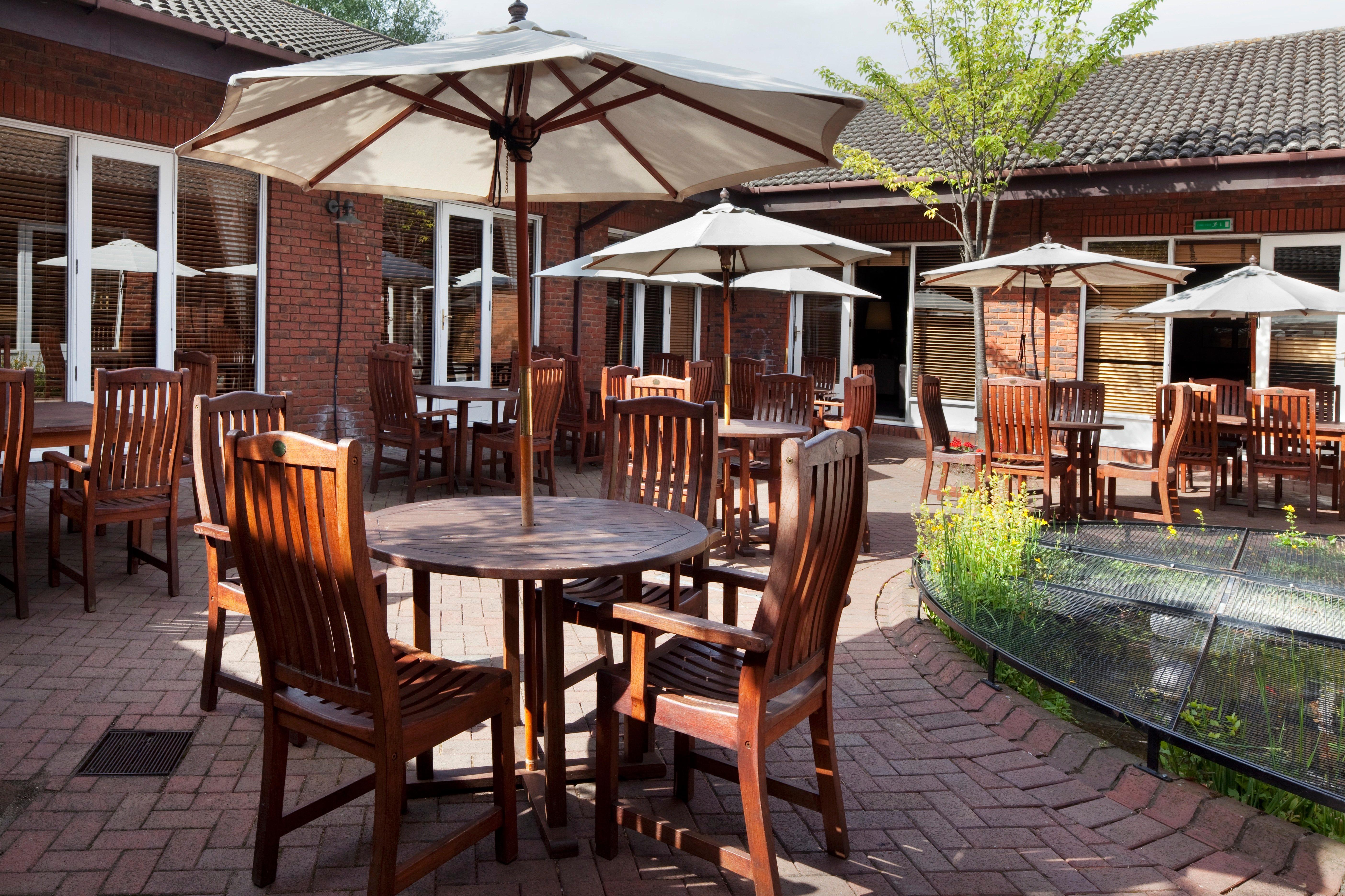 Holiday Inn Guildford By Ihg Bagian luar foto
