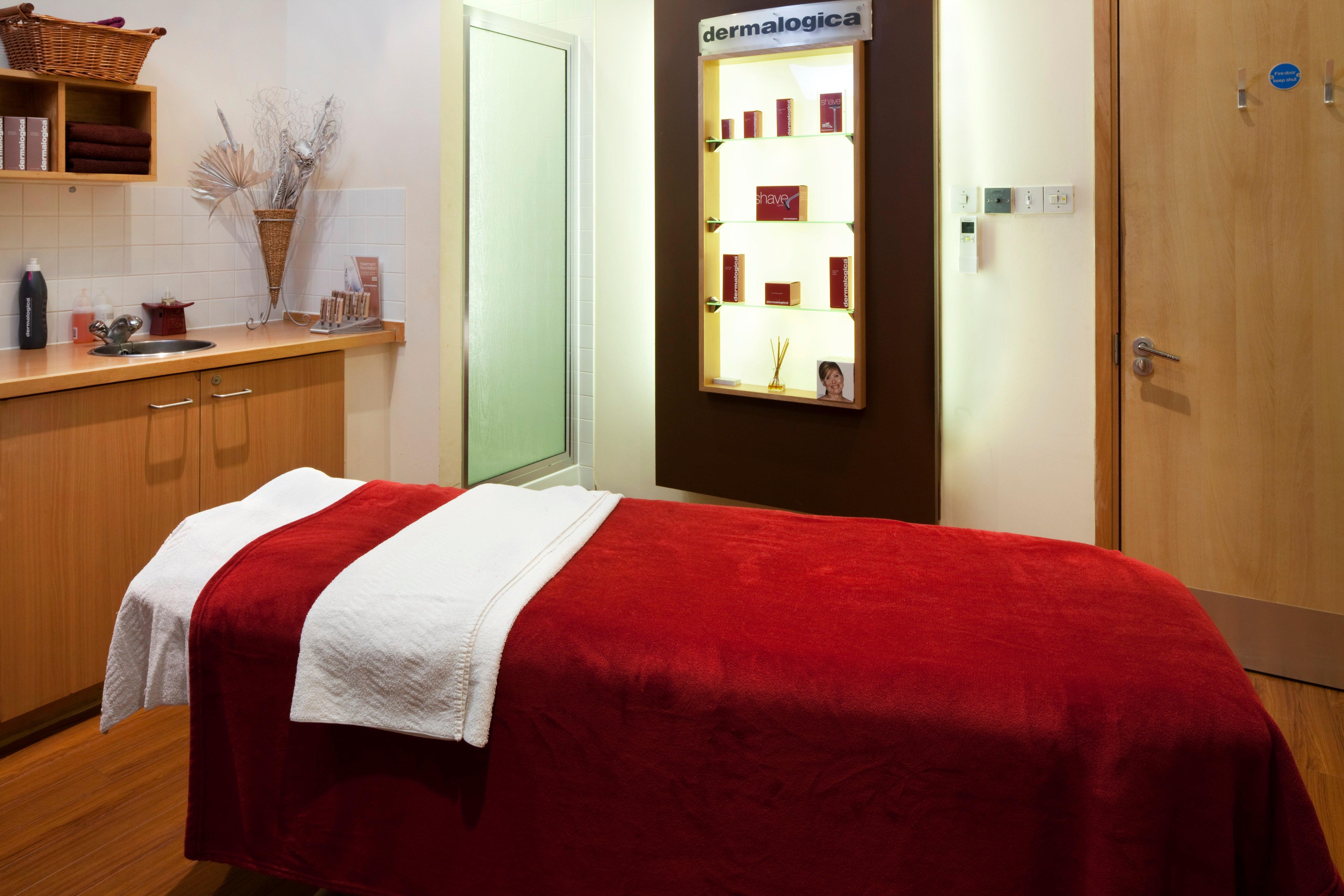 Holiday Inn Guildford By Ihg Bagian luar foto