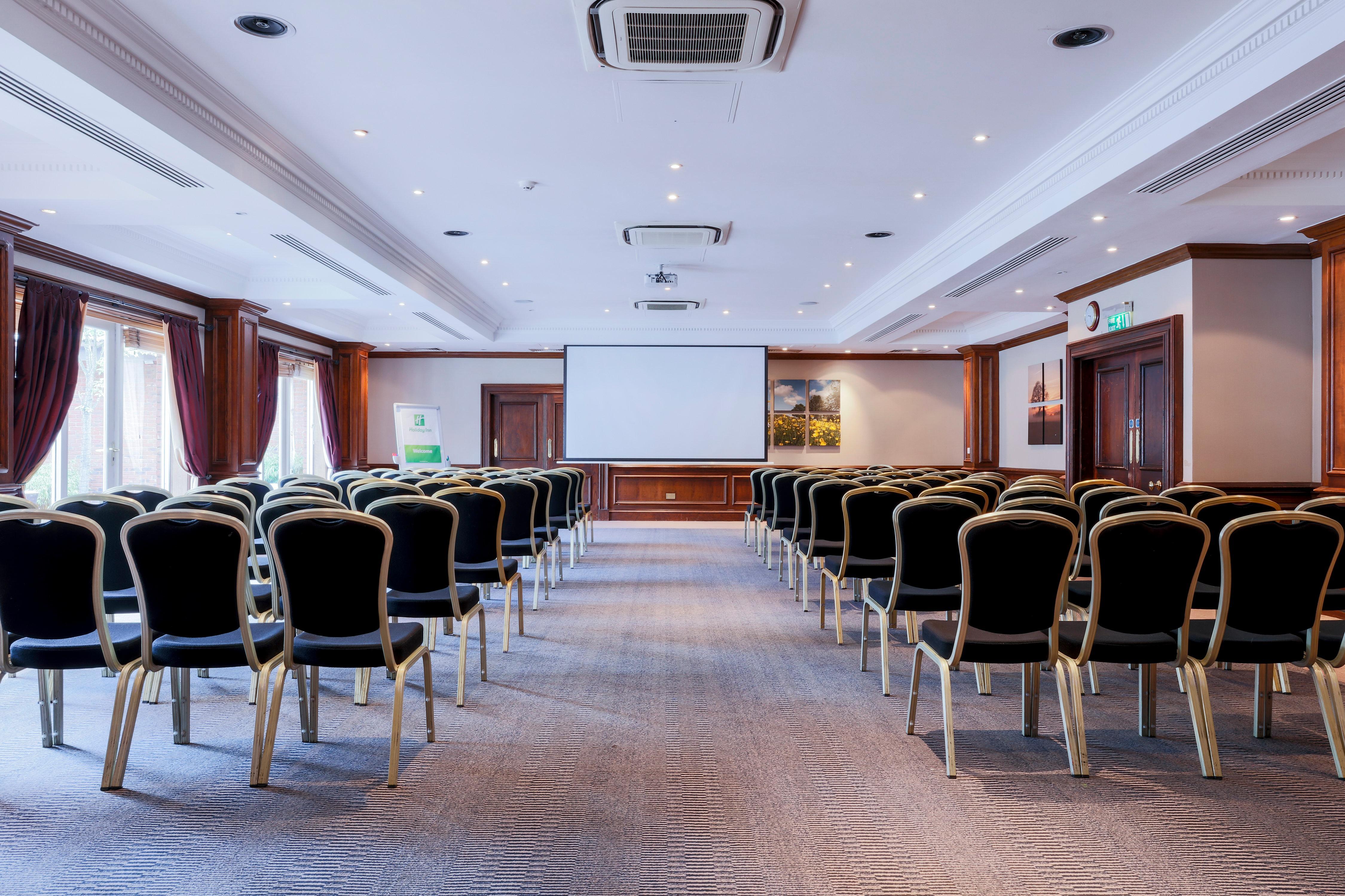 Holiday Inn Guildford By Ihg Bagian luar foto