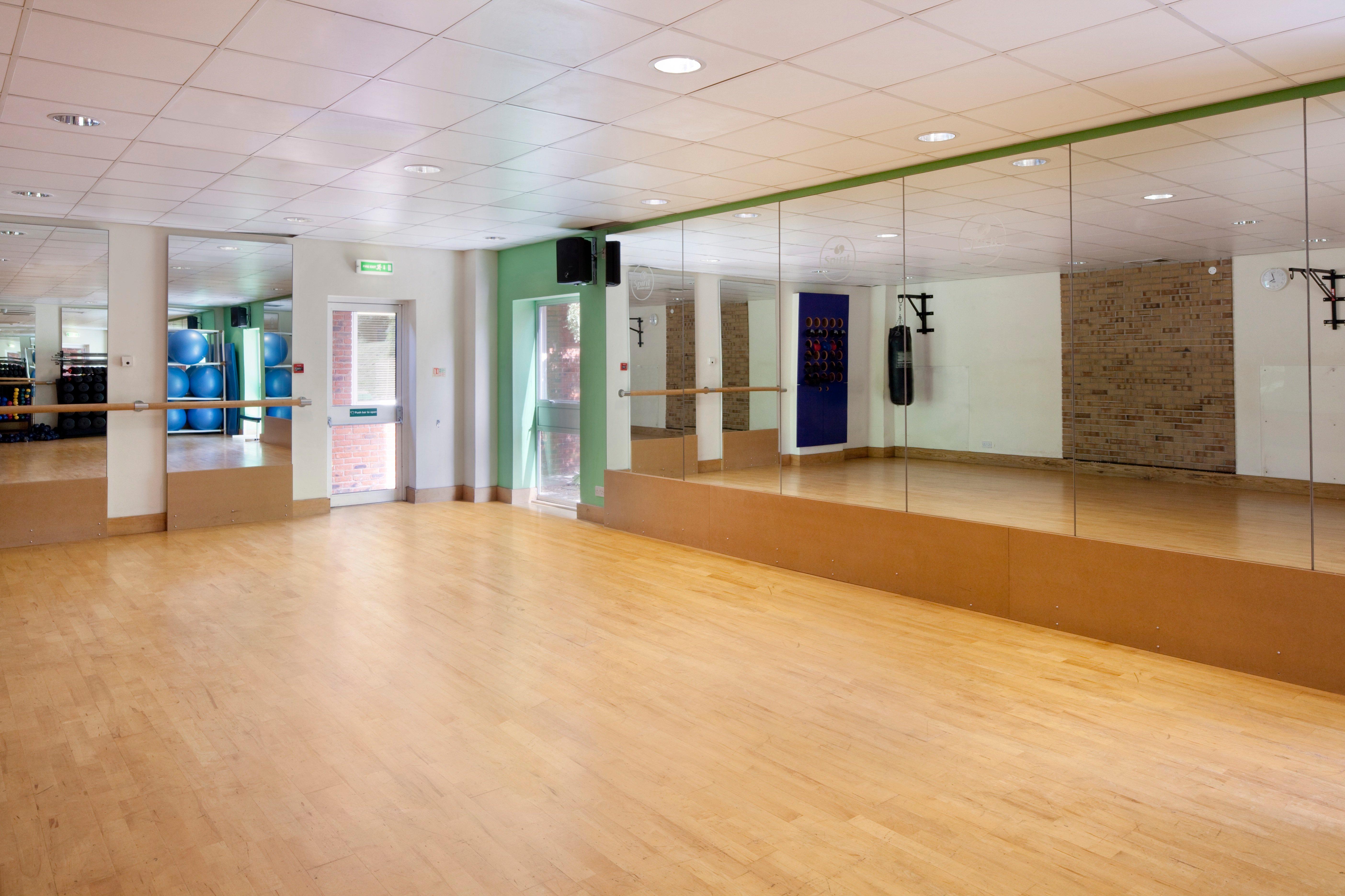 Holiday Inn Guildford By Ihg Bagian luar foto