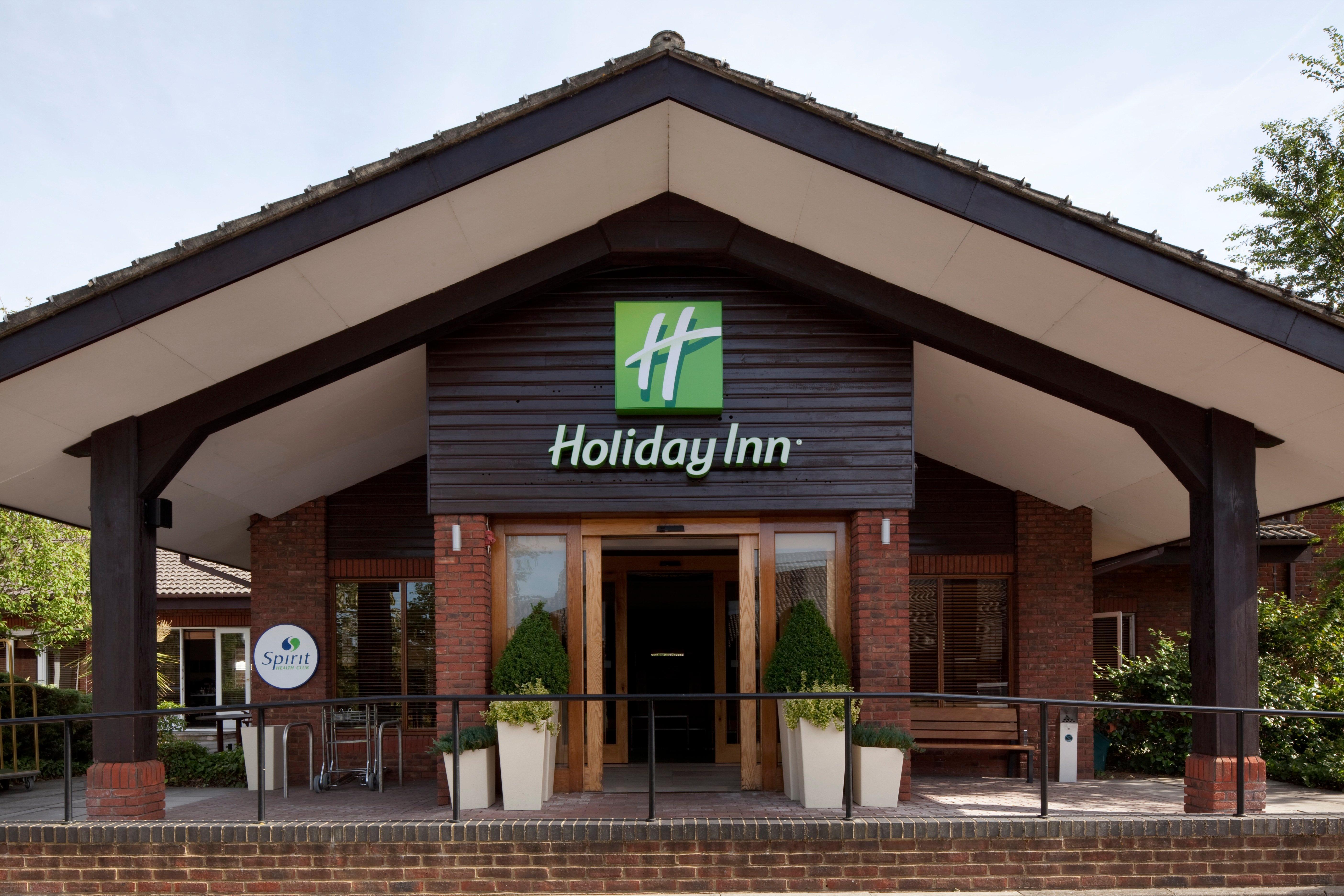 Holiday Inn Guildford By Ihg Bagian luar foto