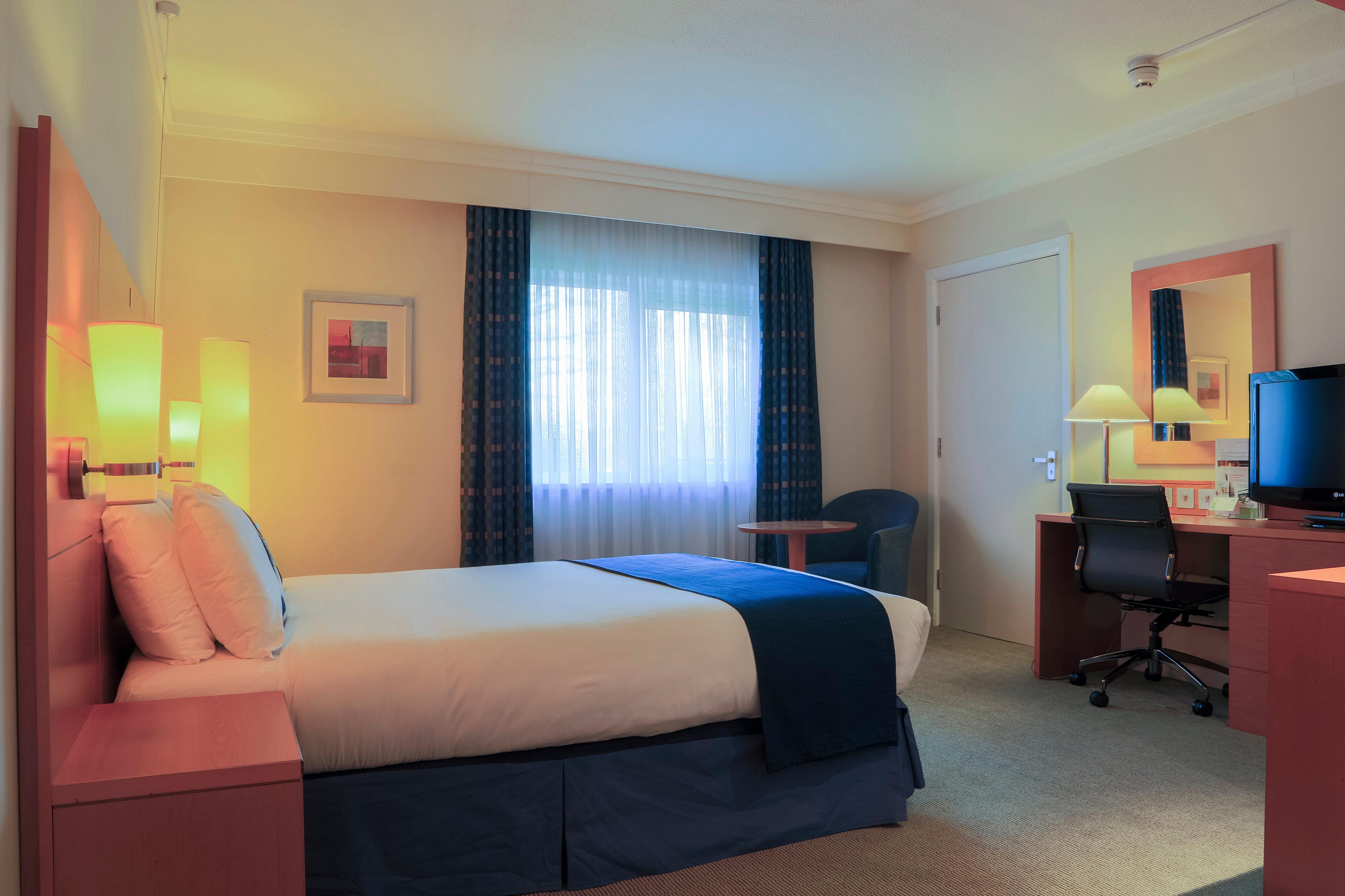 Holiday Inn Guildford By Ihg Bagian luar foto