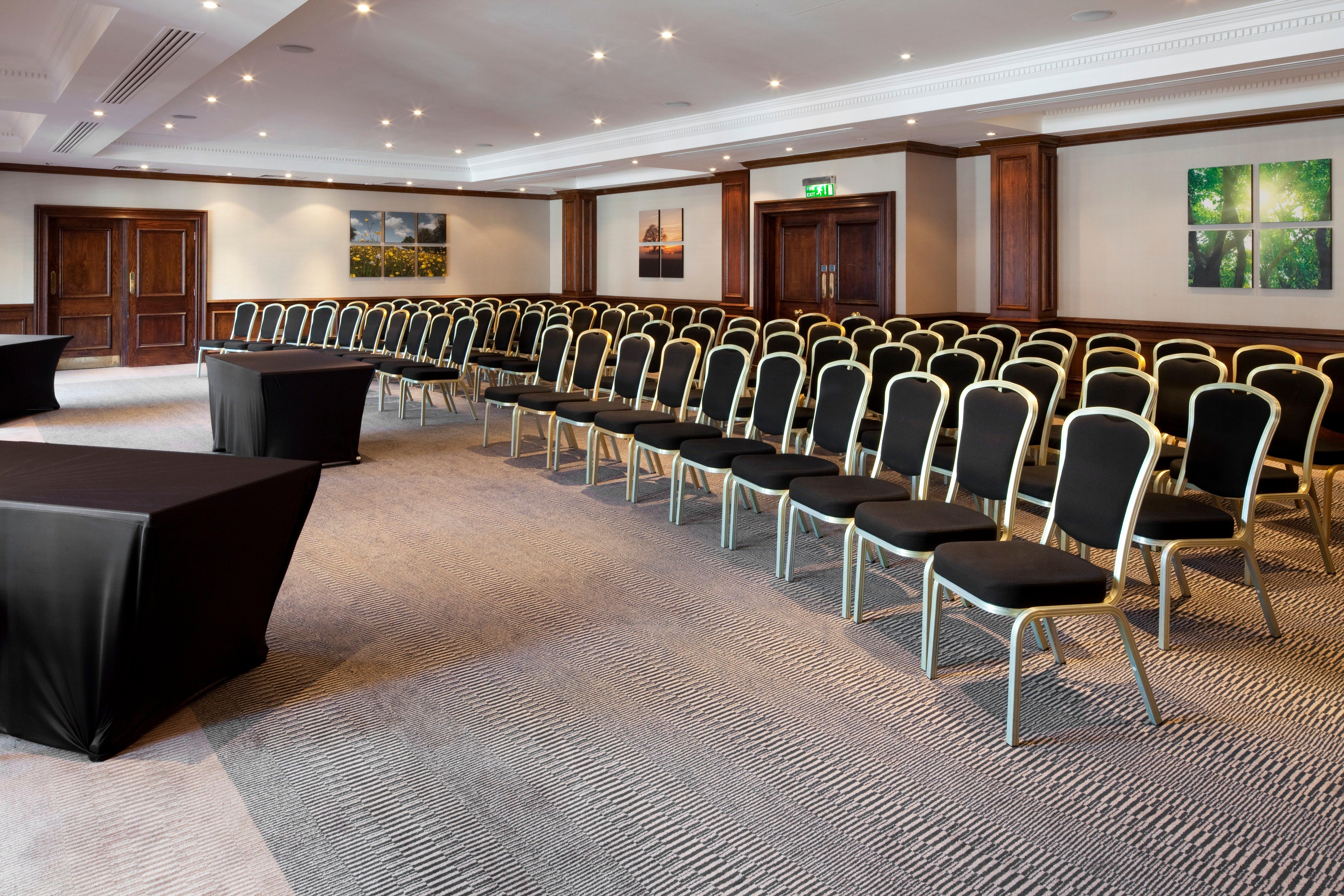 Holiday Inn Guildford By Ihg Bagian luar foto