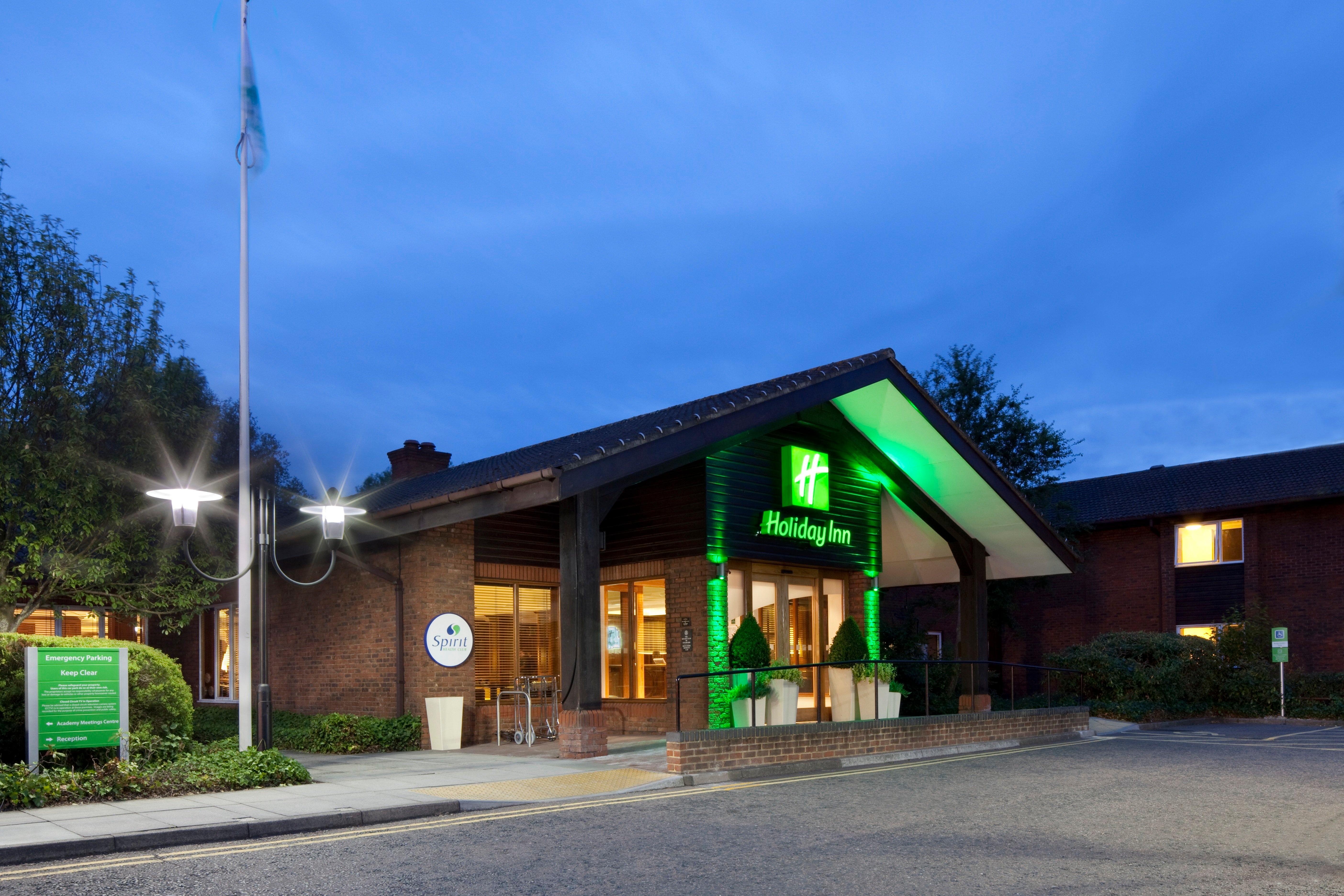 Holiday Inn Guildford By Ihg Bagian luar foto
