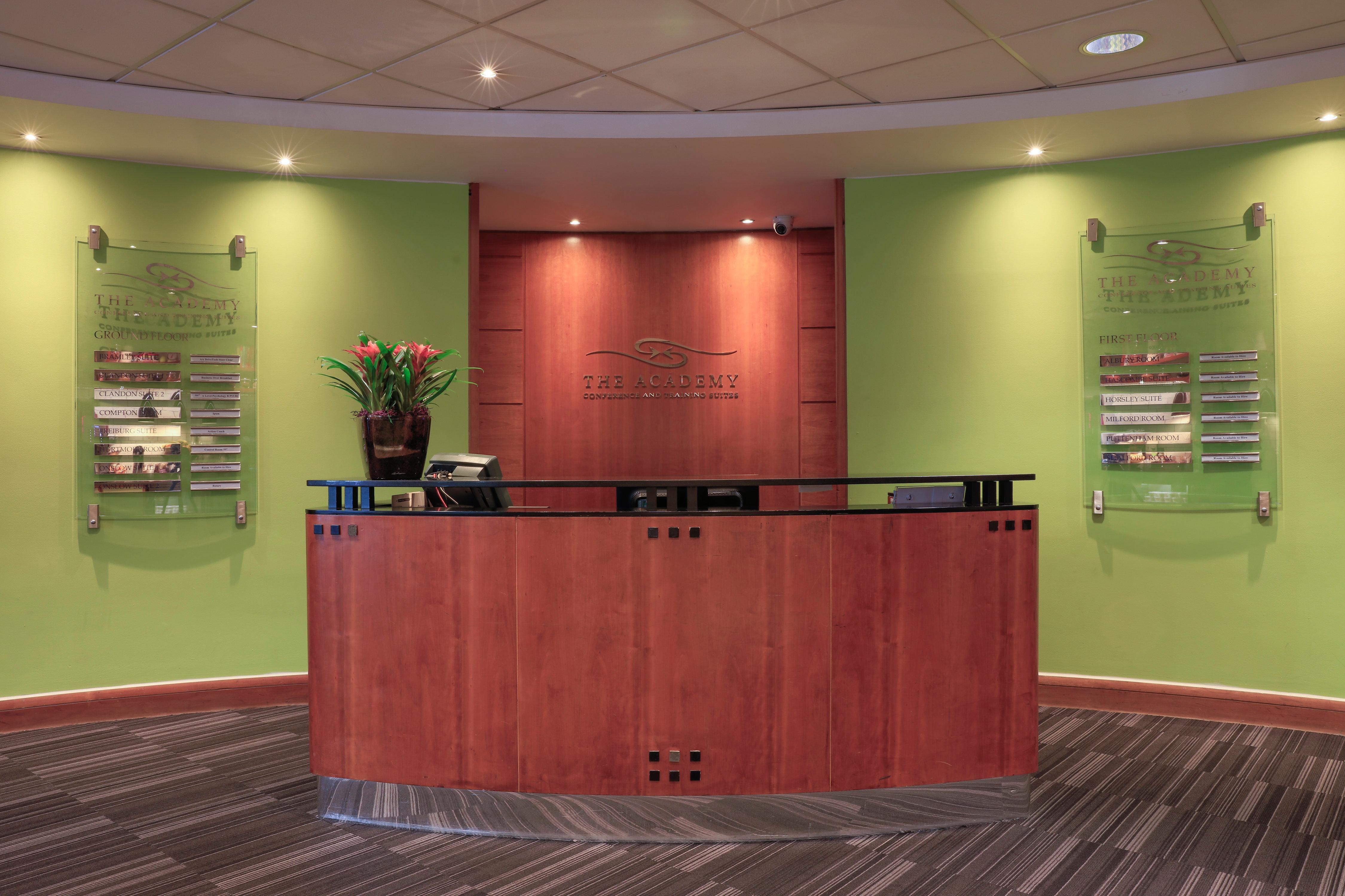 Holiday Inn Guildford By Ihg Bagian luar foto