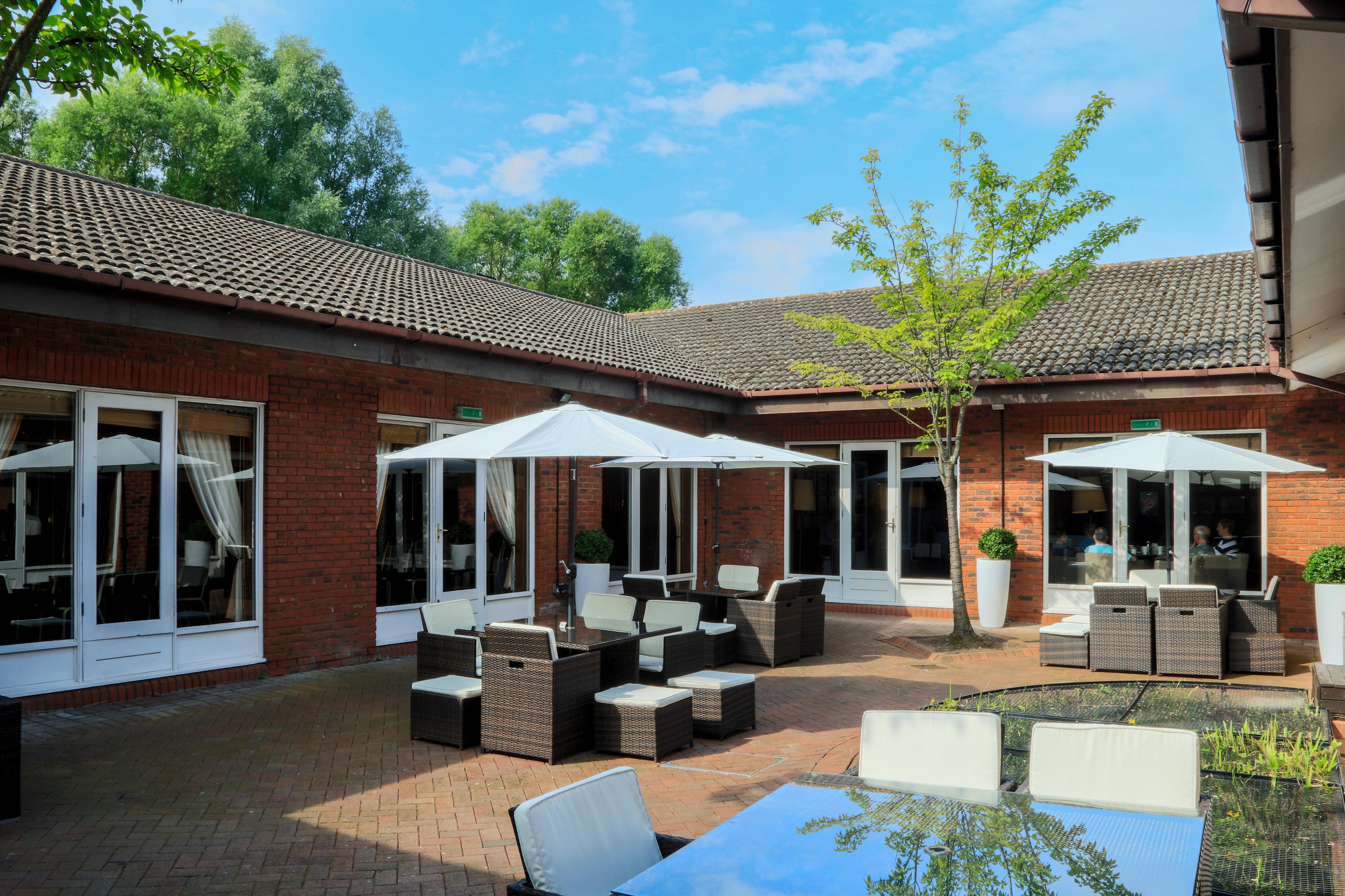 Holiday Inn Guildford By Ihg Bagian luar foto