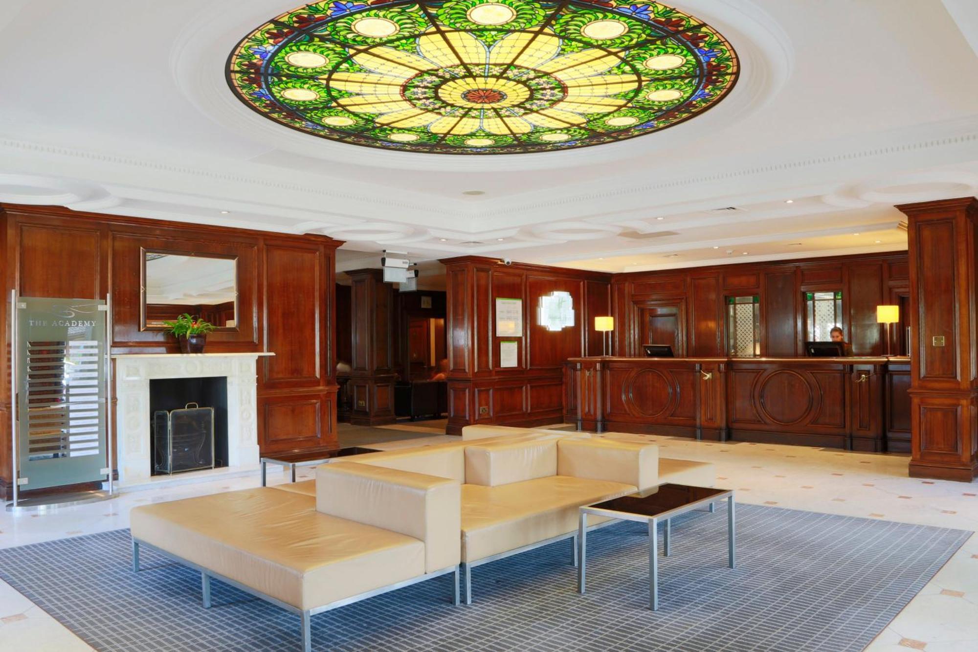 Holiday Inn Guildford By Ihg Bagian luar foto