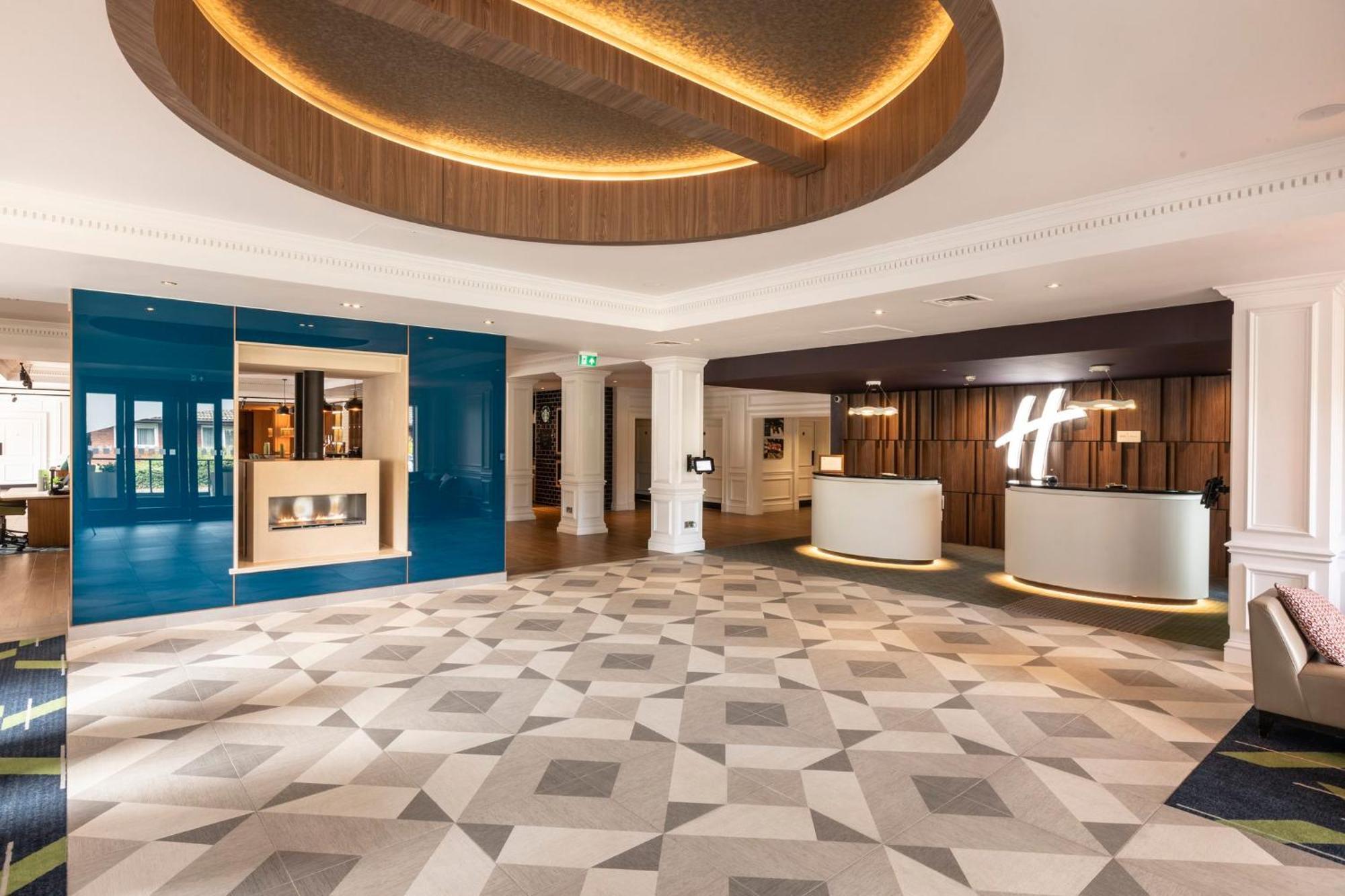 Holiday Inn Guildford By Ihg Bagian luar foto