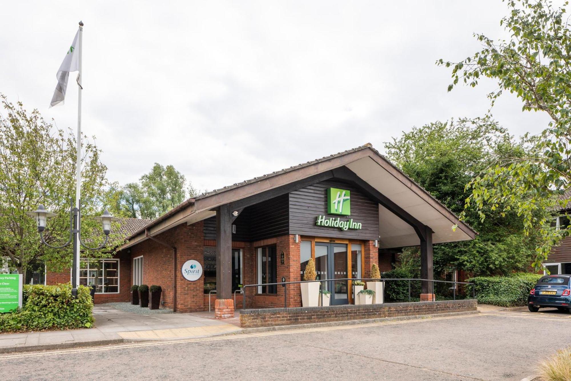 Holiday Inn Guildford By Ihg Bagian luar foto