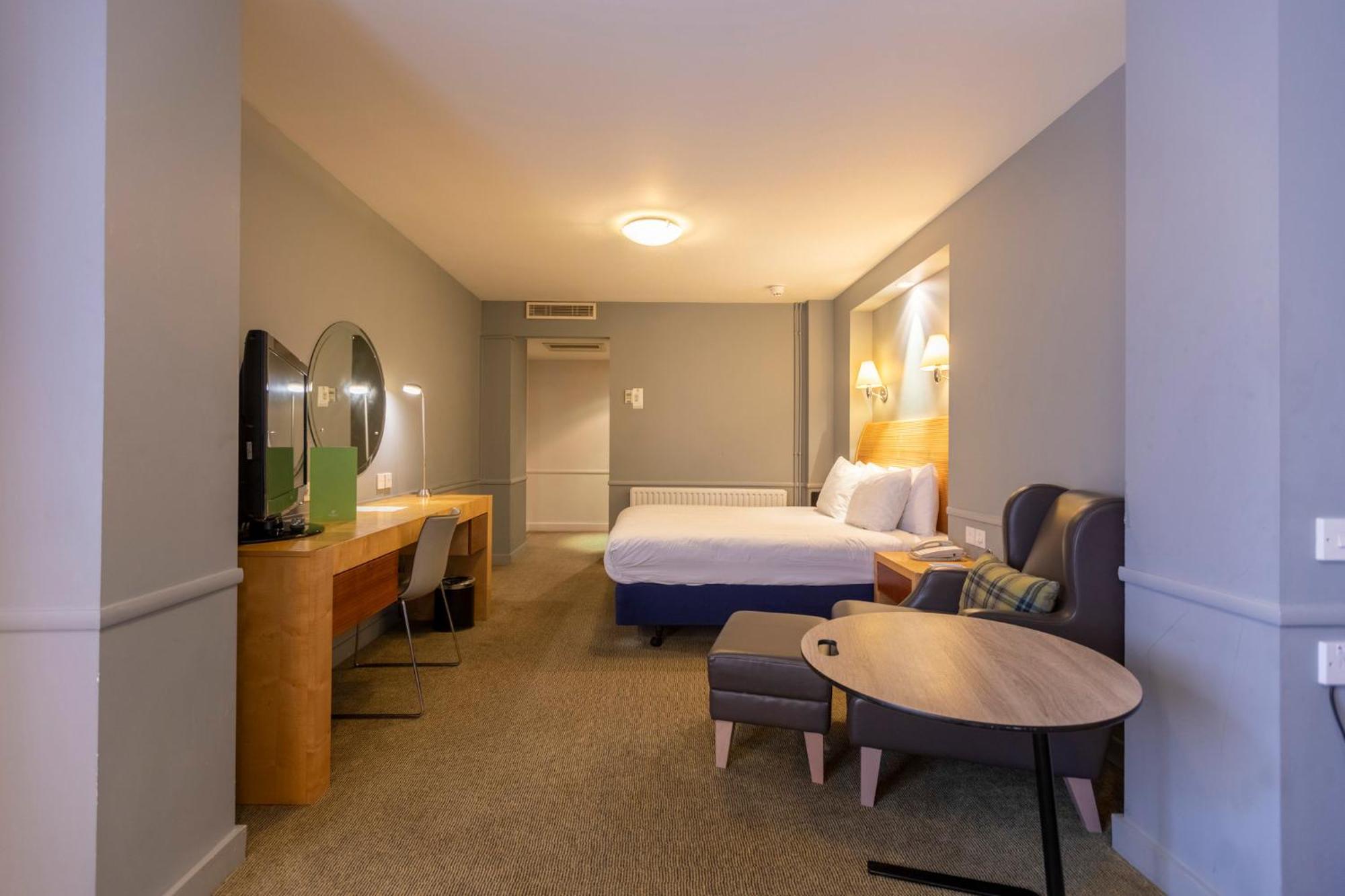 Holiday Inn Guildford By Ihg Bagian luar foto