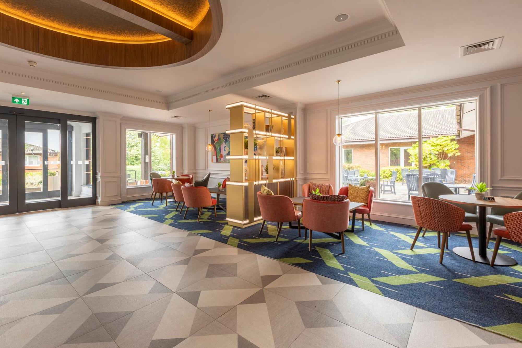 Holiday Inn Guildford By Ihg Bagian luar foto