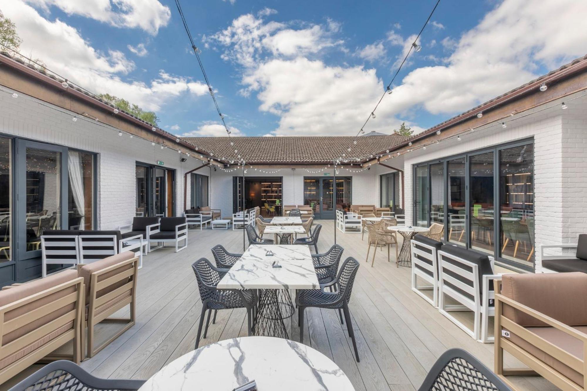 Holiday Inn Guildford By Ihg Bagian luar foto