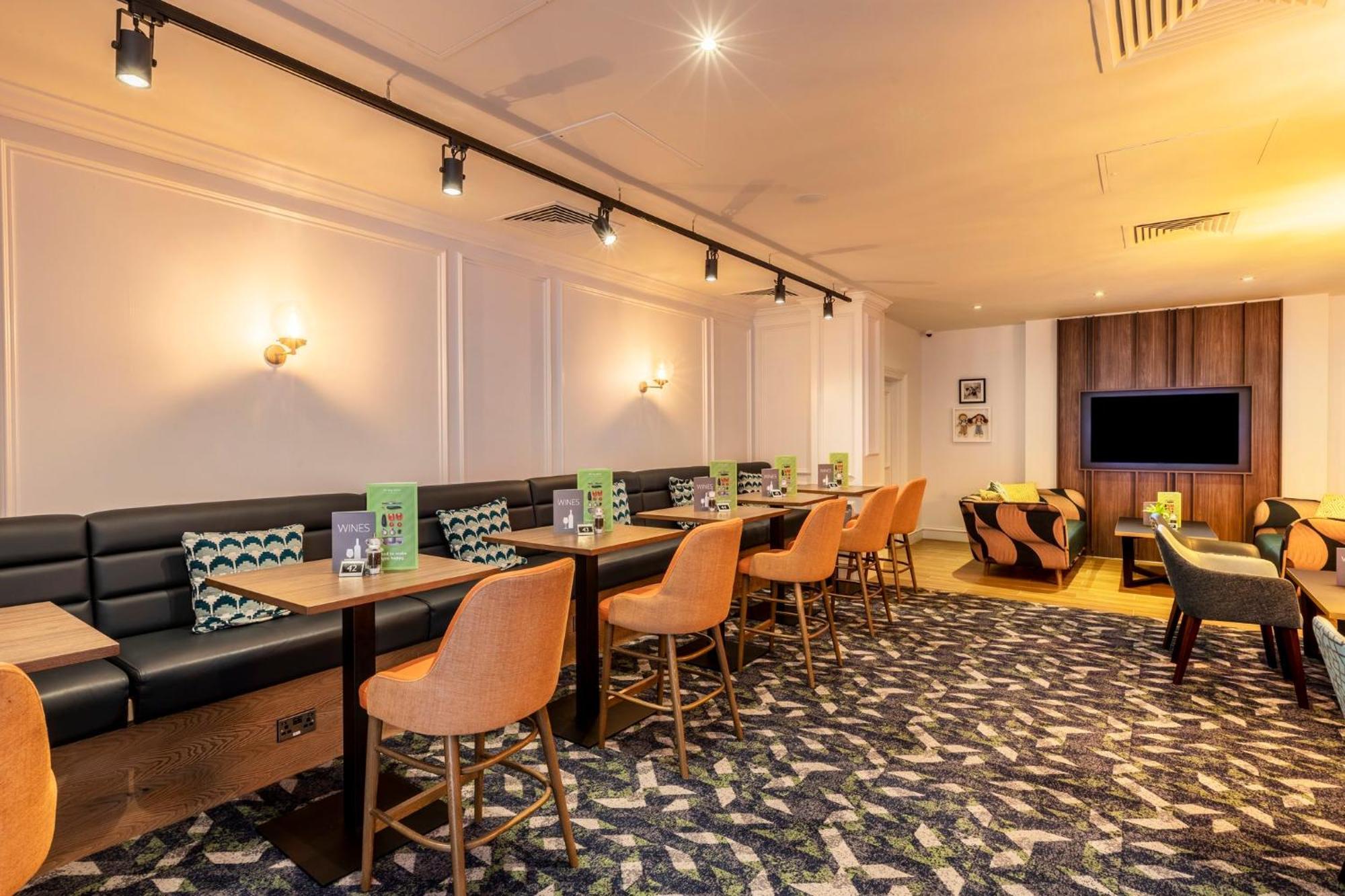 Holiday Inn Guildford By Ihg Bagian luar foto