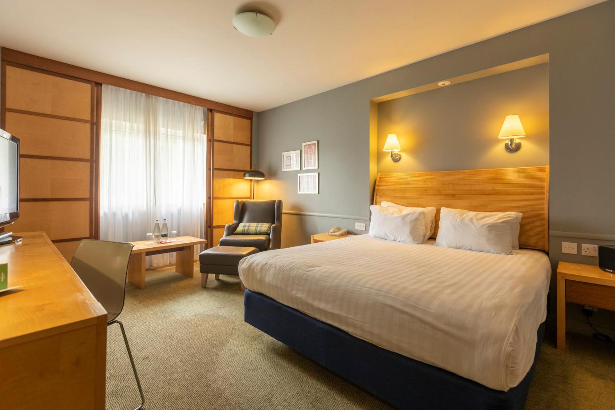 Holiday Inn Guildford By Ihg Bagian luar foto