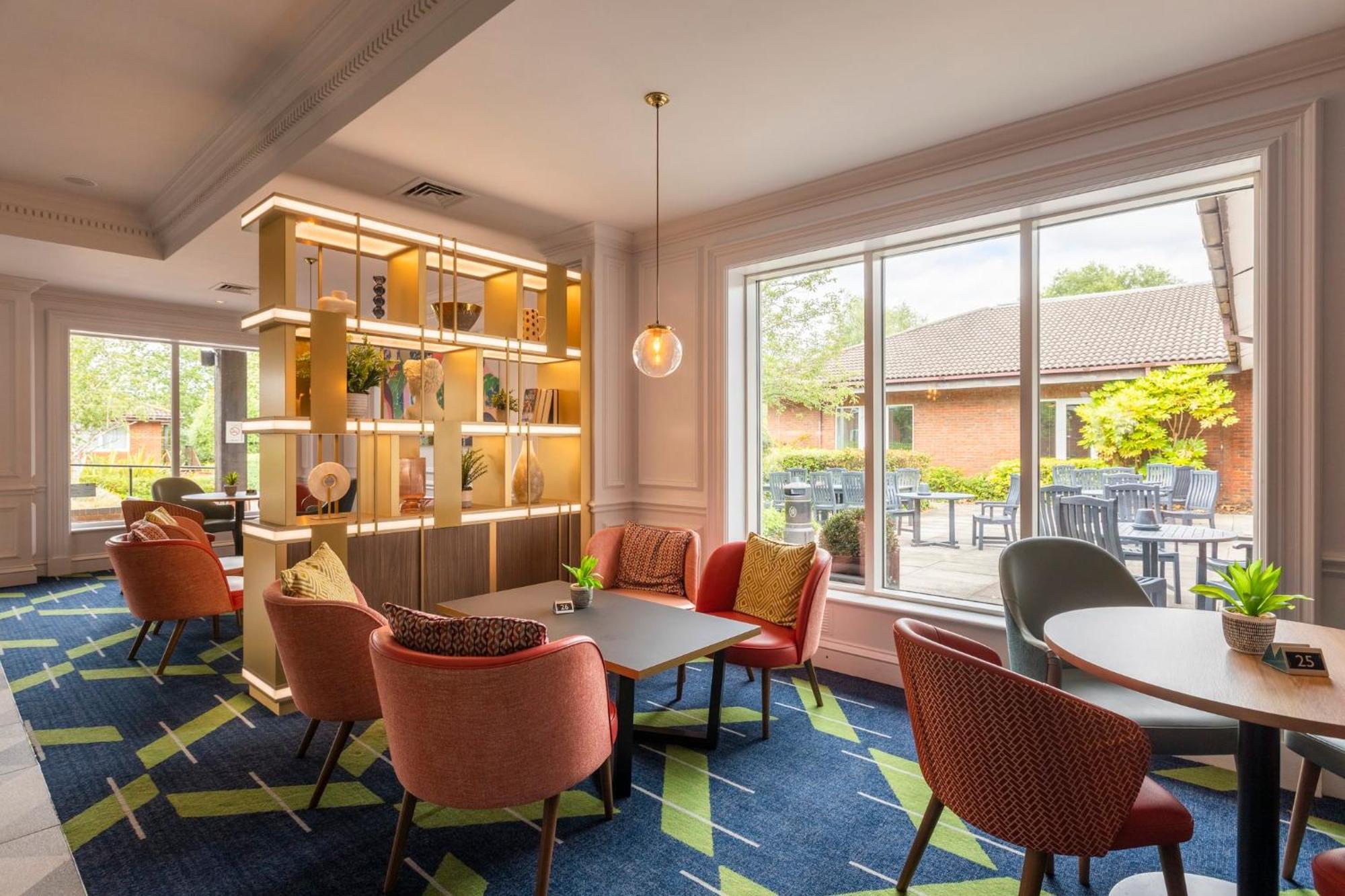 Holiday Inn Guildford By Ihg Bagian luar foto
