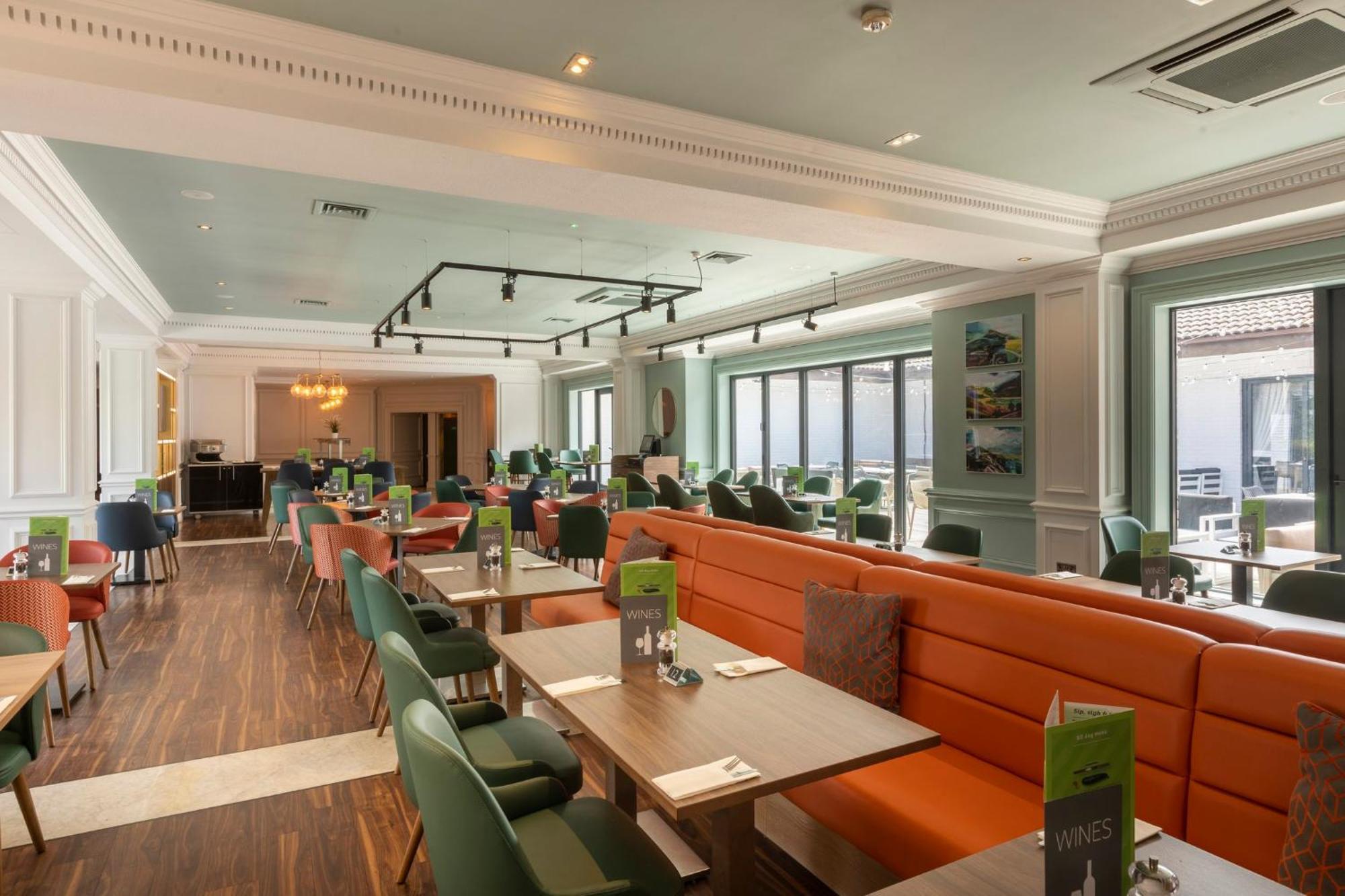Holiday Inn Guildford By Ihg Bagian luar foto